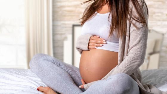 حلمت ان اختي حامل وما معنى سماع خبر الحمل في المنام؟