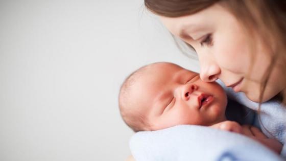 رؤية الحمل والولادة في المنام للعزباء